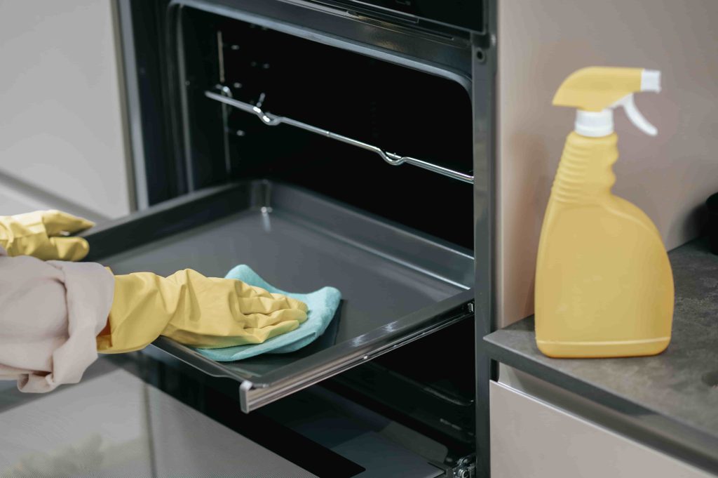 אורגניזציה במטבח: טיפים לניקוי מקרר, תנור ומדיח כלים -