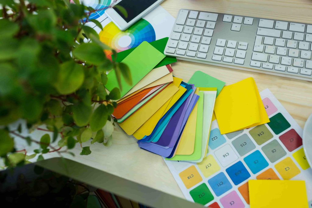 ההשפעה הפסיכולוגית של צבעים: כיצד ליצור אווירה נעימה במשרד -